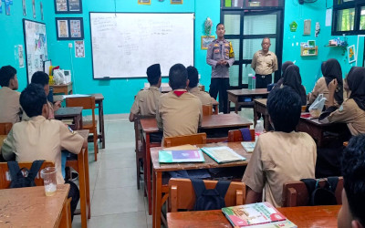 Tingkatkan Keamanan Sekolah, Polsek Johar Baru Gelar Pembinaan Kamtibmas di MTsN 9 Jakarta