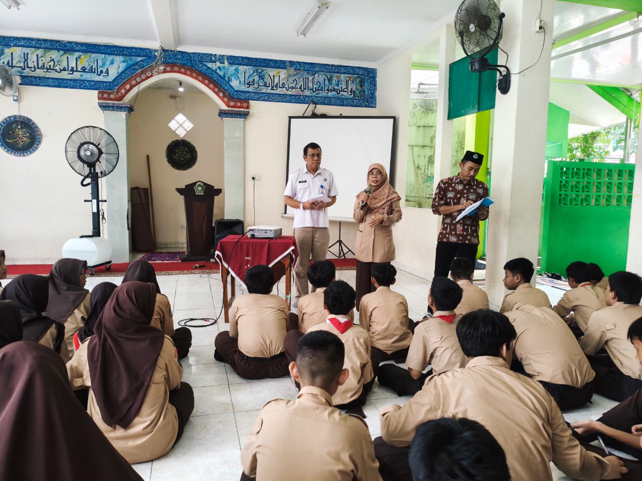 Suasana pengarahan awal oleh tim BNN dan pihak madrasah di Masjid MTs Negeri 9 Jakarta sebelum pelaksanaan skrining dimulai.