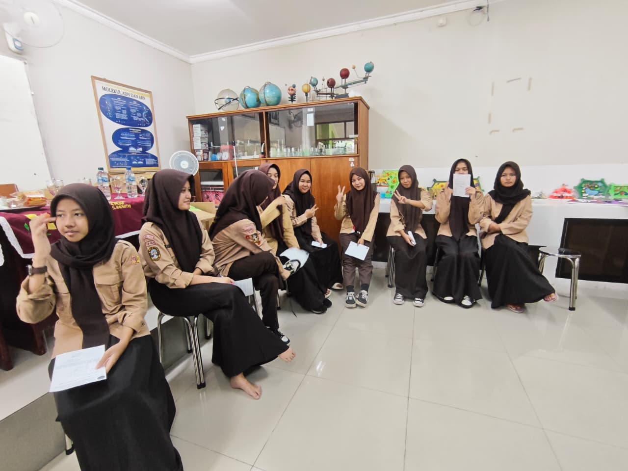 Siswa-siswi MTs Negeri 9 Jakarta tampak ceria dan antusias saat mengikuti kegiatan tes urine dari BNN