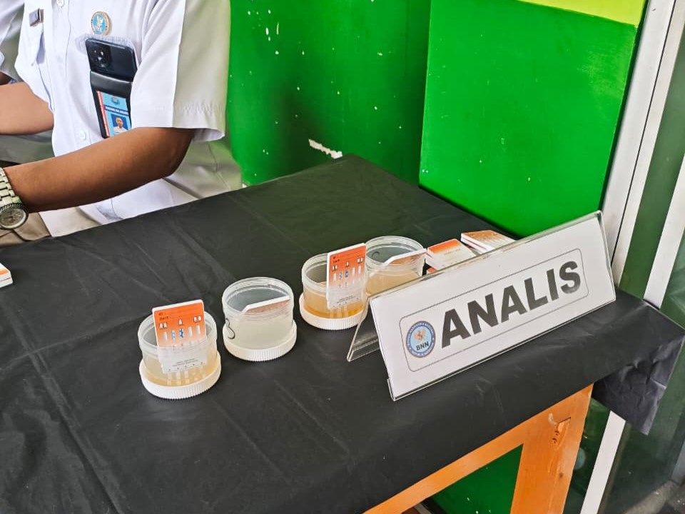 Tim ahli dari BNN melakukan proses pengujian sampel secara langsung di lokasi