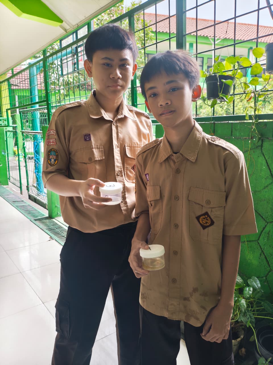 Suasana penuh keakraban saat para siswa tertib mengikuti tahapan pemeriksaan.